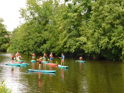 Groupe de personne faisant du paddle au CPA Lathus