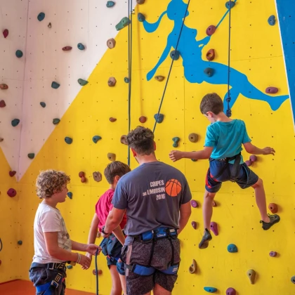 Mur d'escalade au CPA Lathus